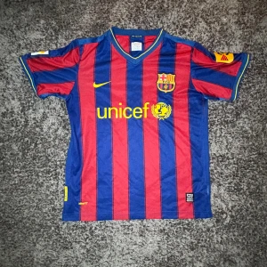 En barcelona tröja  - En riktig fin barcelona tröja. För den personen som älskar Barca och vill också visa det. Storlek s