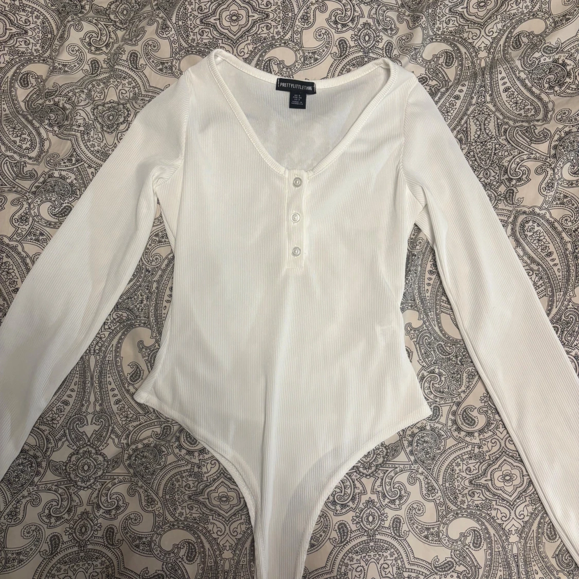 Vit ribbad långärmad body från PrettyLittleThing