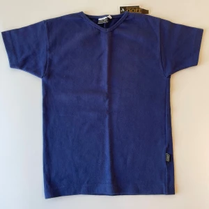 Blå t-shirt från G.O.F.F i bomull - En basic blå t-shirt från G.O.F.F i 100% bomull. Klassisk passform med korta ärmar och rund halsringning. Perfekt för en clean och enkel stil. Skön och mjuk kvalitet som funkar till det mesta.