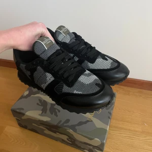Valentino rockrunners 44 - Ett par fina valentino rockrunners i storleken 44. (Är storleken 45 men passar som 44!) Skick: 10/10. Pris kan diskuteras vid snabb affär. 
