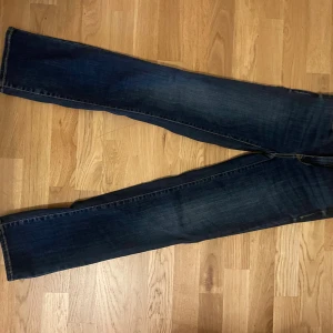 Mörkblå raka jeans - Snygga mörkblå jeans med raka ben och klassisk femficksdesign. Jeansen har kontrastsömmar och en tidlös look som passar till det mesta. Materialet är robust denim som ger en autentisk känsla.