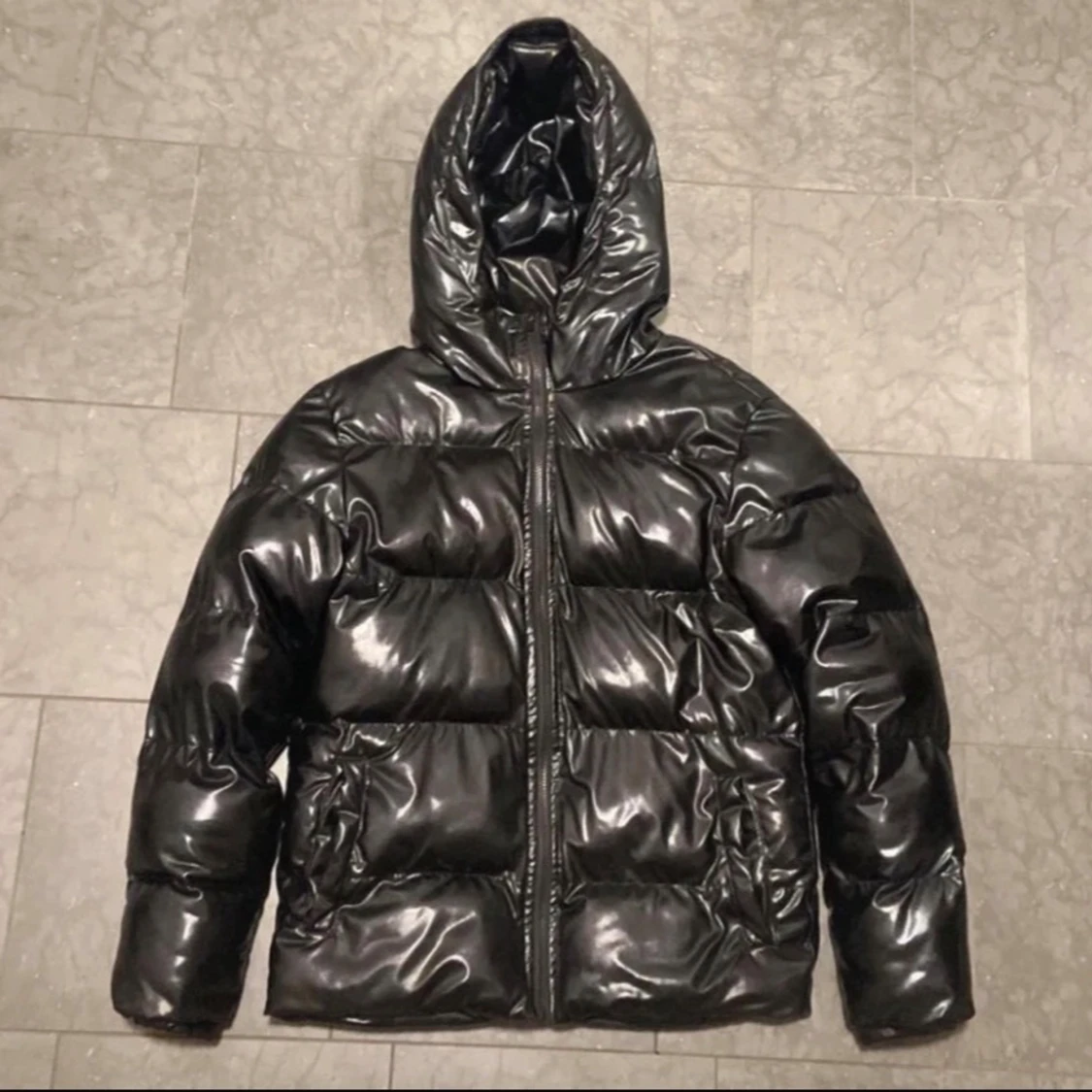 Svart glansig pufferjacka med huva
