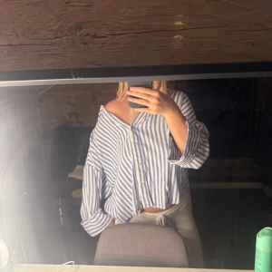 Blåvit randig skjorta  - Säljer en oversized skjorta med blå och vita ränder. Storlek M men krympt något så passar även xs/s. Från Zara🩷