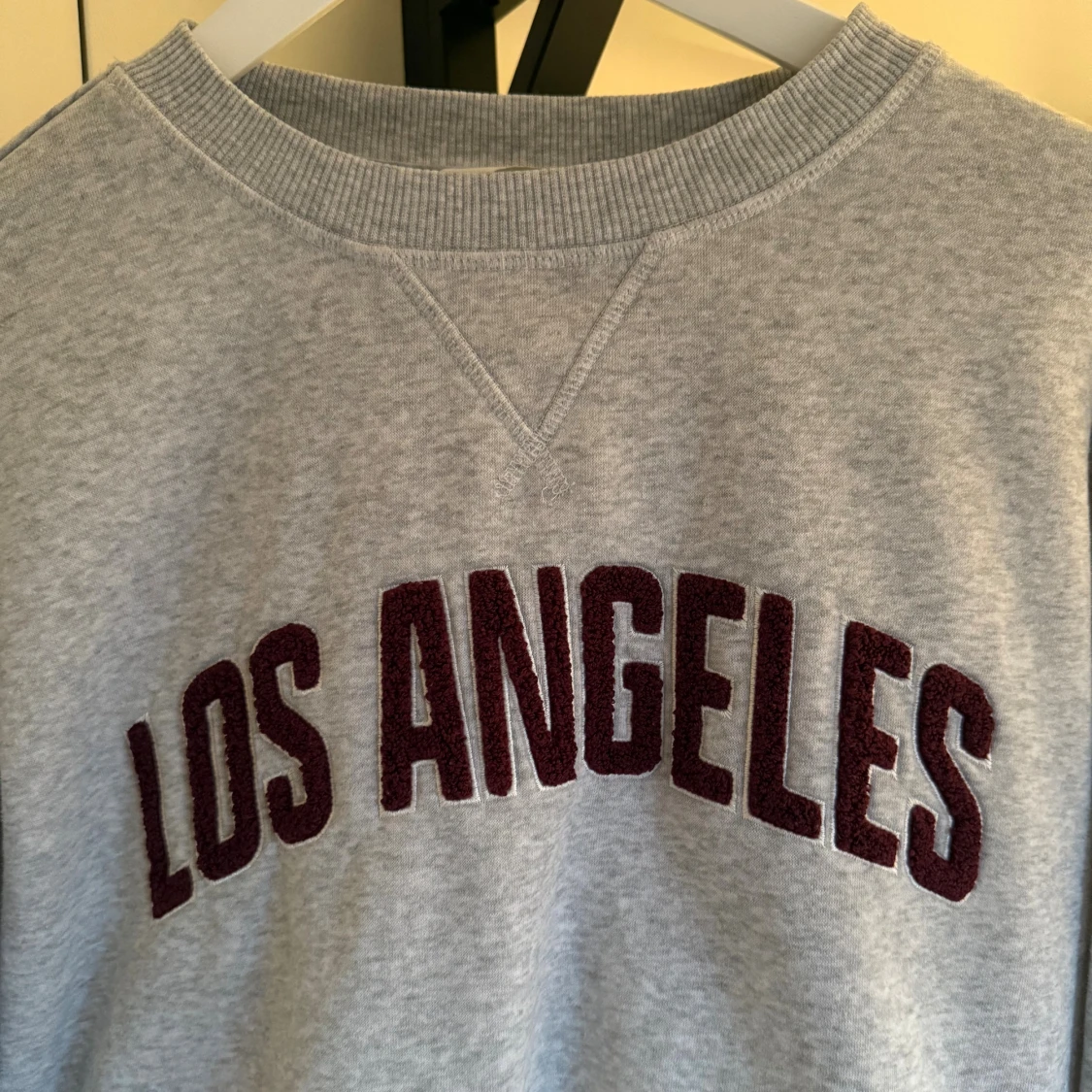 Grå sweatshirt med tryck - 1