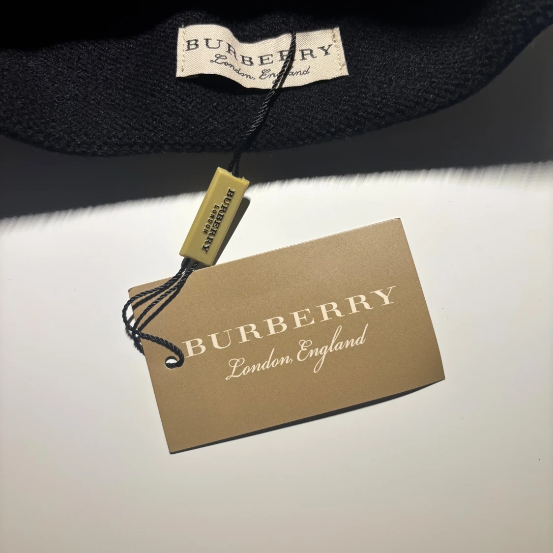 Svart Burberry mössa  - 2