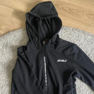 2XU kofta - träningskofta från 2XU i stl S, knappt använd