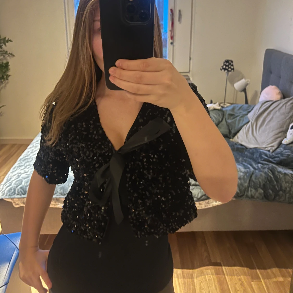 Svart paljett bolerokofta med rosett