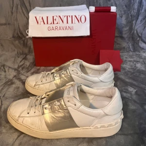 Valentino open - Valentino open - 38 | Sulstorlek: 25,5 cm | Skick: Mycket bra skick | Tillbehör: Box, dustbag, snören och valentino kuver samt lapp | Bara att skriva vid frågor, pris går att diskutera