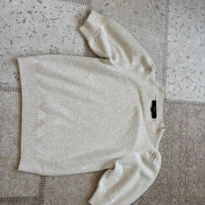 Beige stickad tröja Vero Moda XS - Snygg beige stickad tröja från Vero Moda i storlek XS. Tröjan har puffade kortärmar och ribbade muddar vid hals, ärmslut och nederkant. Alltså har den en del volym på axlarna för dig som gillar det💕