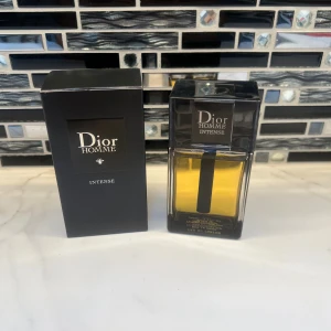 Dior Homme Intense EdP 100ml - Dior Homme Intense Eau de Parfum, 100 ml. En ikonisk doft i snygg flaska, perfekt för dig som vill sticka ut. Ingredienser: alkohol, parfym, vatten, limonene, linalool, och fler. Tillverkad i Frankrike.