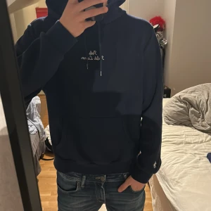 Mörkblå hoodie från Polo Ralph Lauren - Säljer hoodie ifrån Polo Ralph Lauren i strlk L skulle dock säga att den sitter som M.                          Nypris 2395kr                                                              Bara att höra av sig vid minsta fundering 