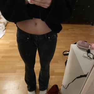 Svarta bootcut jeans från 157 - Säljer ett par svarta jeans från 157 med låg midja och bootcut-ben. Jeansen har klassisk femficksdesign, bälteshällor och dragkedja med knapp. (Jag är 160) ❣️