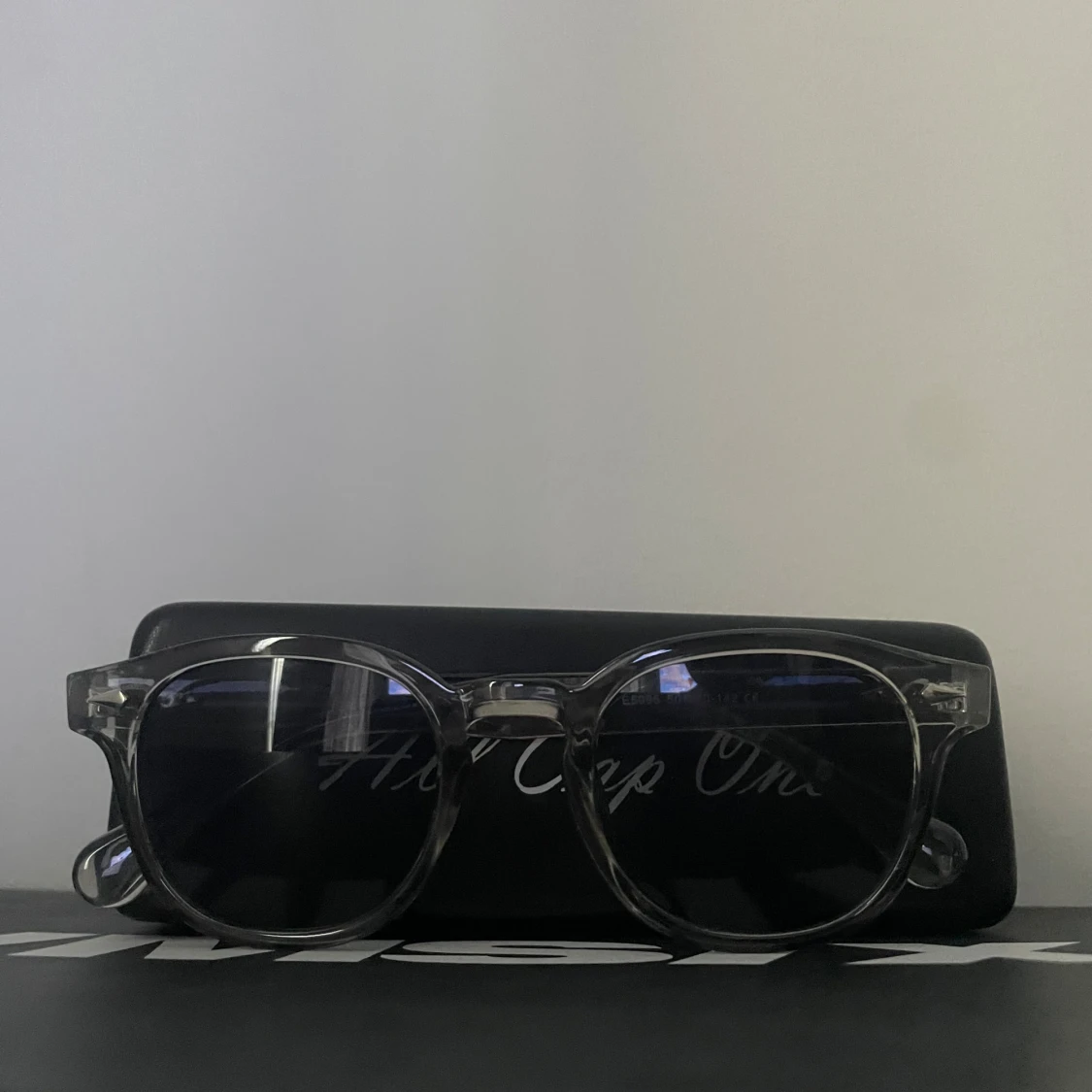 Stilrena solglas ögon från all Cap one.  - 1