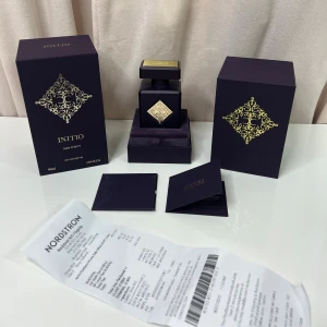 Initio Side Effect Eau de Parfum - Initio Side Effect Eau de Parfum, 90ml. Lyxig parfym med elegant design och exklusiv känsla. Perfekt för dig som vill sticka ut och addera en touch av mystik till din stil.