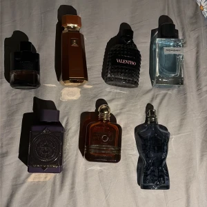Säljer/Byter parfymer  - Samling av populära herrparfymer från kända märken som Valentino, Yves Saint Laurent, Jean Paul Gaultier och Emporio Armani. Perfekt för dig som vill testa olika dofter och hitta din nya favorit. Flera flaskor med unik design.