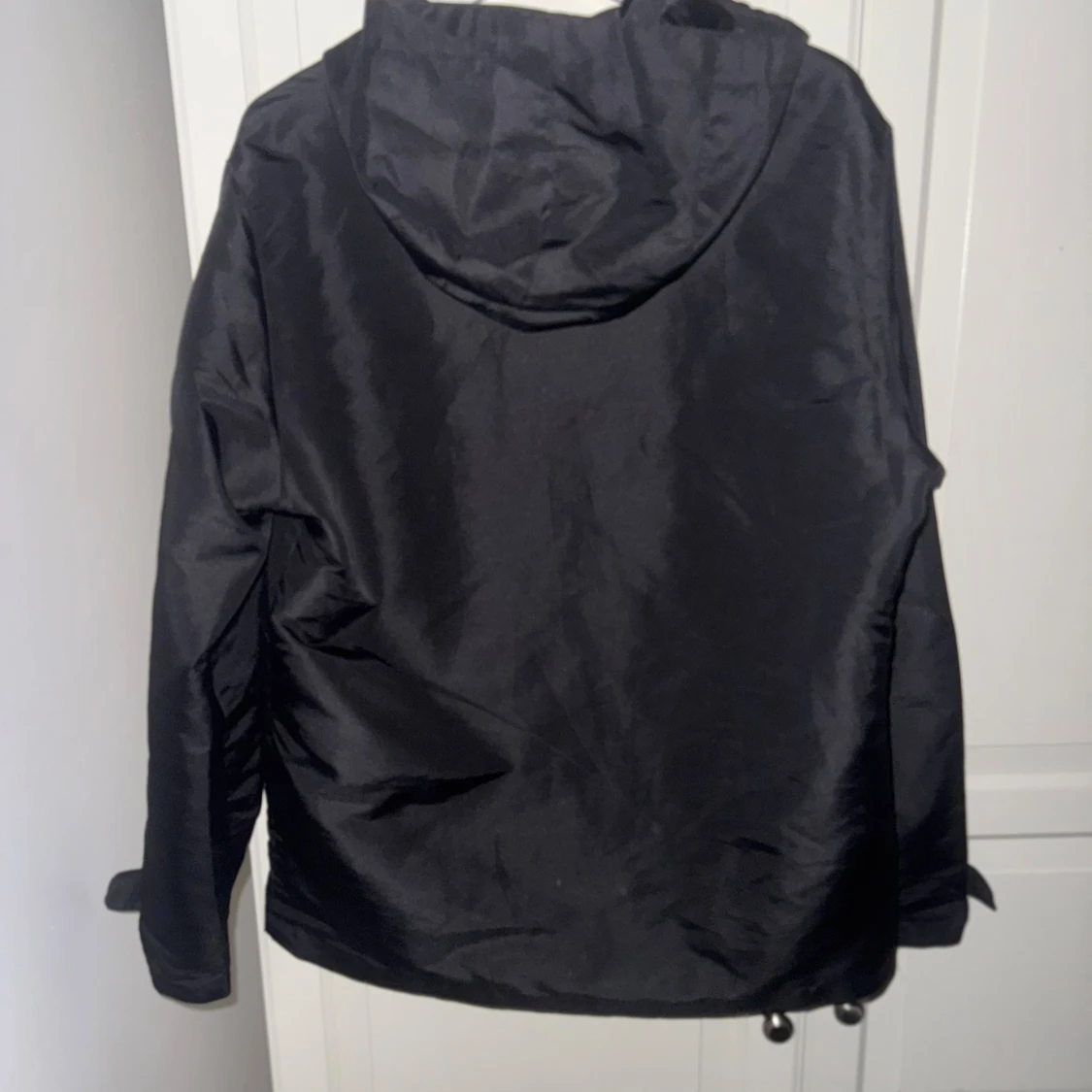 Svart vindjacka från Prada med huva - 2