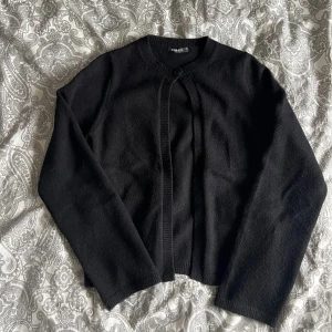 Svart kofta - Svart kofta från Gina Tricot. Utmärkt skick! Kolla gärna in mina andra annonser och lägg gärna bud på bundle!