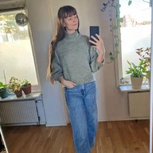 Mintgrön stickad polotröja - Mysig, supermjuk mintgrön stickad polotröja med turtleneck och ribbade muddar vid ärmslut och nederkant. Tröjan har en loose passform och croppade ballongärmar och är perfekt nu när kylan kommer ☃️ mått: Arm - 49 cm, Axelbredd - 43 cm, Längd - 52 cm. Återuppladdad för fri frakt. Jag har mycket annat uppe på sidan, både herr och damkläder. Köp gärna bundle för att få rabatt 🤗 