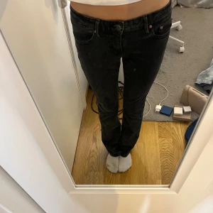 Svarta twisted bootcut ultra low waist jeans - Cool design på bakfickorna! Vet inte om det syns bra på bilden men sömmen i sidorna går in o det blir en twistad effekt! Dessa är jättelåga i midjan vilket jag älskar