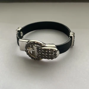 Läderarmband - Läderarmband med stenar och magnetlås. Saknas en sten (se sista bild) därav priset💕
