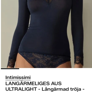 Mörkblå långärmad tröja Intimissimi - Supersnygg mörkblå långärmad tröja från Intimissimi med v-ringning och spetsdetaljer vid ärmslut och hals. 