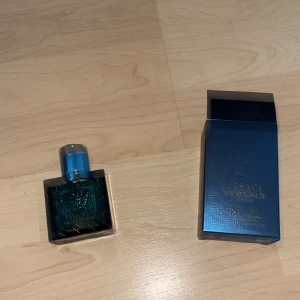 Versace Eros Eau de Toilette 30ml - Versace Eros Eau de Toilette i snygg blå flaska. 30 ml storlek – perfekt att ta med i väskan. En ikonisk doft från Versace som sticker ut och ger en lyxig känsla. Mer än halva kvar 