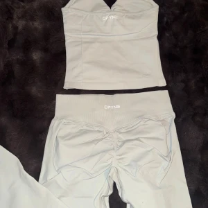 DFYNE träning sett - säljer mitt fina DFYNE sett i färgen lunar rock, storlek S, modell impact, inga defekter och nyskick🫶🏽🤍 separat säljer jag toppen för 350kr och byxorna för 550kr. kom gärna med rimliga prisförslag🎀