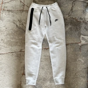 Nike tech byxor - Säljer ett par Nike tech byxor. Helt nya, har testat dem bara hemma. Behöver sälja de snabbt. Storlek S. 