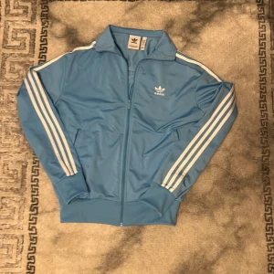 Ljusblå vintage Adidas kofta  - Vintage kofta, del av set, från officiell butik. Storlek S, använd ett fåtal gånger. Pris kan diskuteras