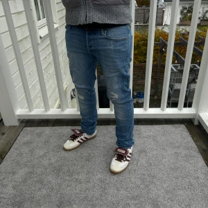 Ljusblåa jeans från Jack and Jones W30/L32 - Otroligt snygga jeans från Jack and Jones i färgen ljusblå. Dessa jeans har jätte feta revor från fabrik. Storlek W30/L32. Modell slim/glenn. Mycket bra skick 9/10. 😀 