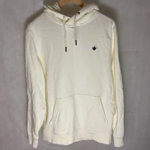 Morris hoodie  - Modellen är 185. Upplevs liten i storlek. Storlek: L men sitter som M