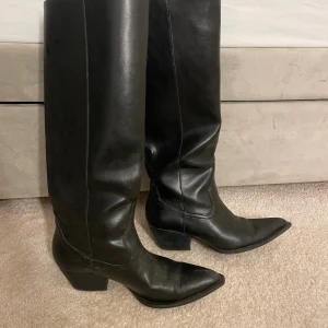 Boots zara - Boots från zara! Storlek 39. Använda fåtal gånger så fint skick❤️