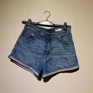 Jeansshorts  - Säljer dessa blåa shorts från Crocker i storlek S. Material är bomull och elastan. Finns att hämta i centrala Göteborg eller kan skickas via valfri app. Kan behöva en tvätt pga legat i flyttlåda.