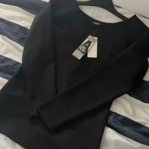 Svart långärmad tröja - ny med prislapp - Helt ny svart tröja i lite tjockare & skönare material. Strl L om man vill ha den lösare och M om man vill den ska sitta tajtare.💗 