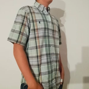 Ralph Lauren skjorta  - Absolut prima skick. Jättfin o klassisk. Kolla profilen för mer Ralph Lauren kläder och följ gärna detta konto.