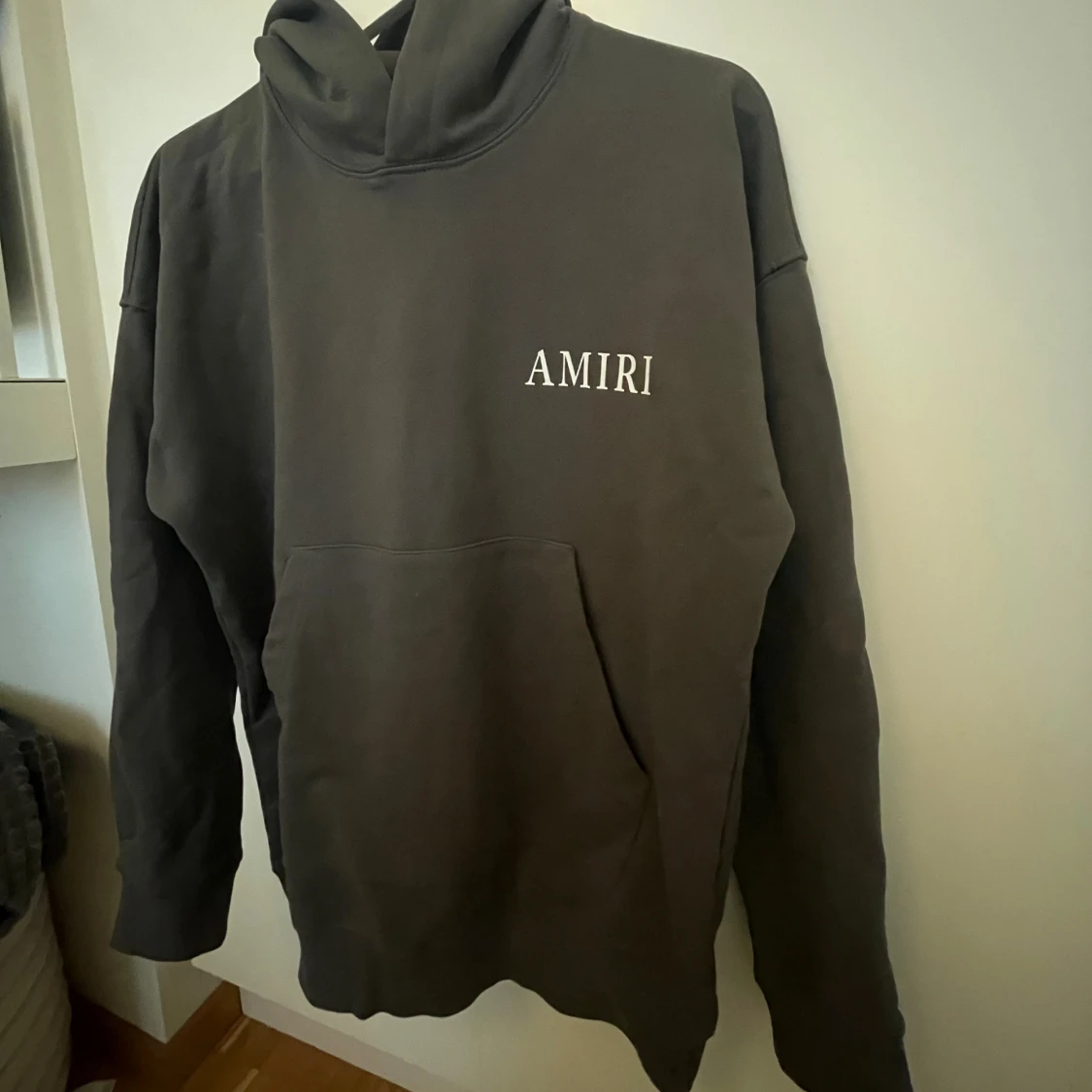 Grå hoodie från Amiri med ängeltryck