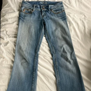 Miss Me jeans  - Bootcut Miss Me jeans med bronsfärgade nitar av äldre modell. Jeansen är i storlek 26 (amerikans storlek) vilket motsvarar ungefär XS/S. 