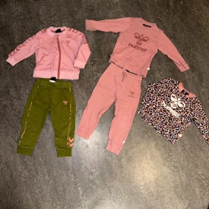 Hummel sets storlek 80 - Tyvärr har båda settet obehandlade fläckar annars är dom i superfint skick. Tröjan som också är från hummel är använd enstaka gång och i nyskick fortfarande. 