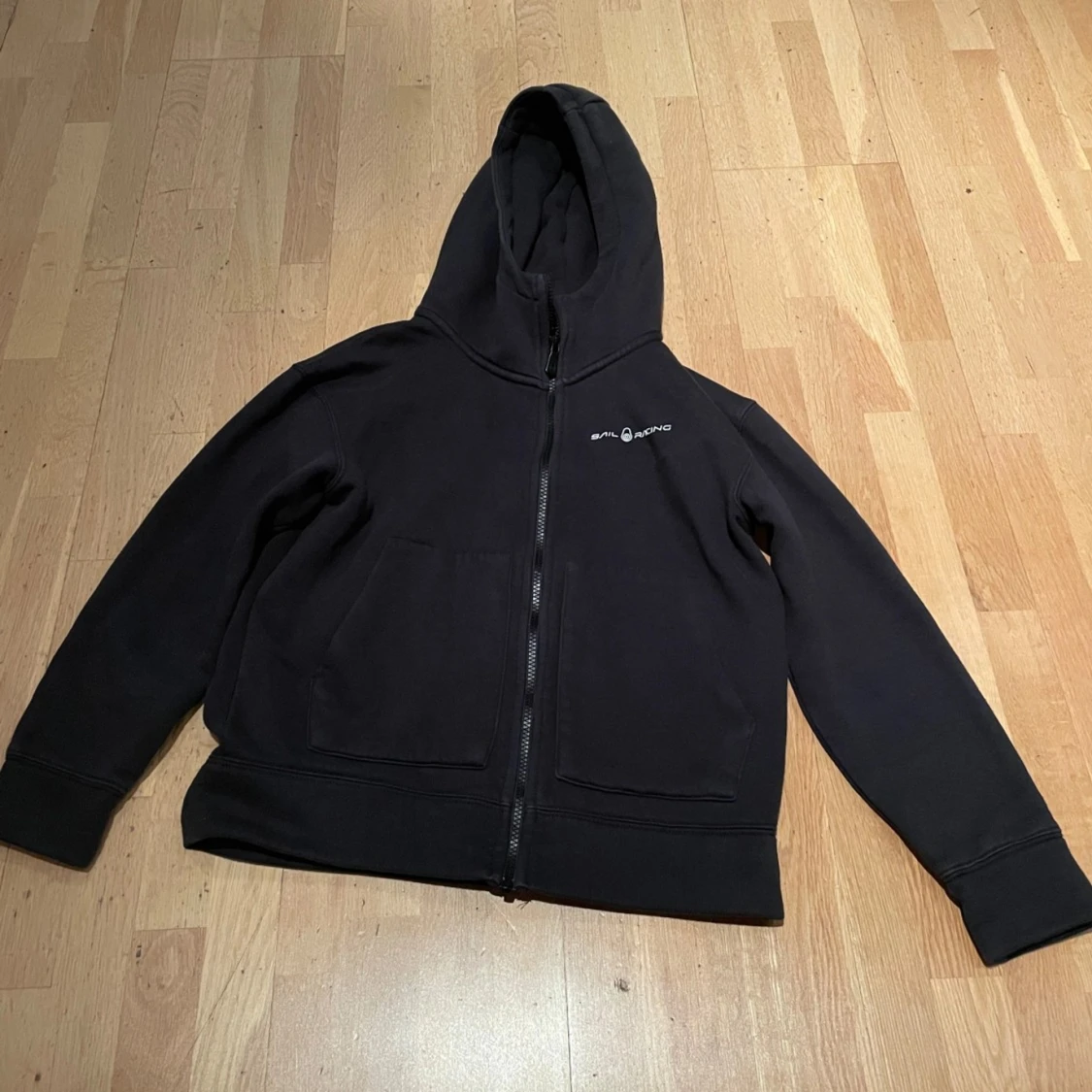 Svart hoodie med dragkedja