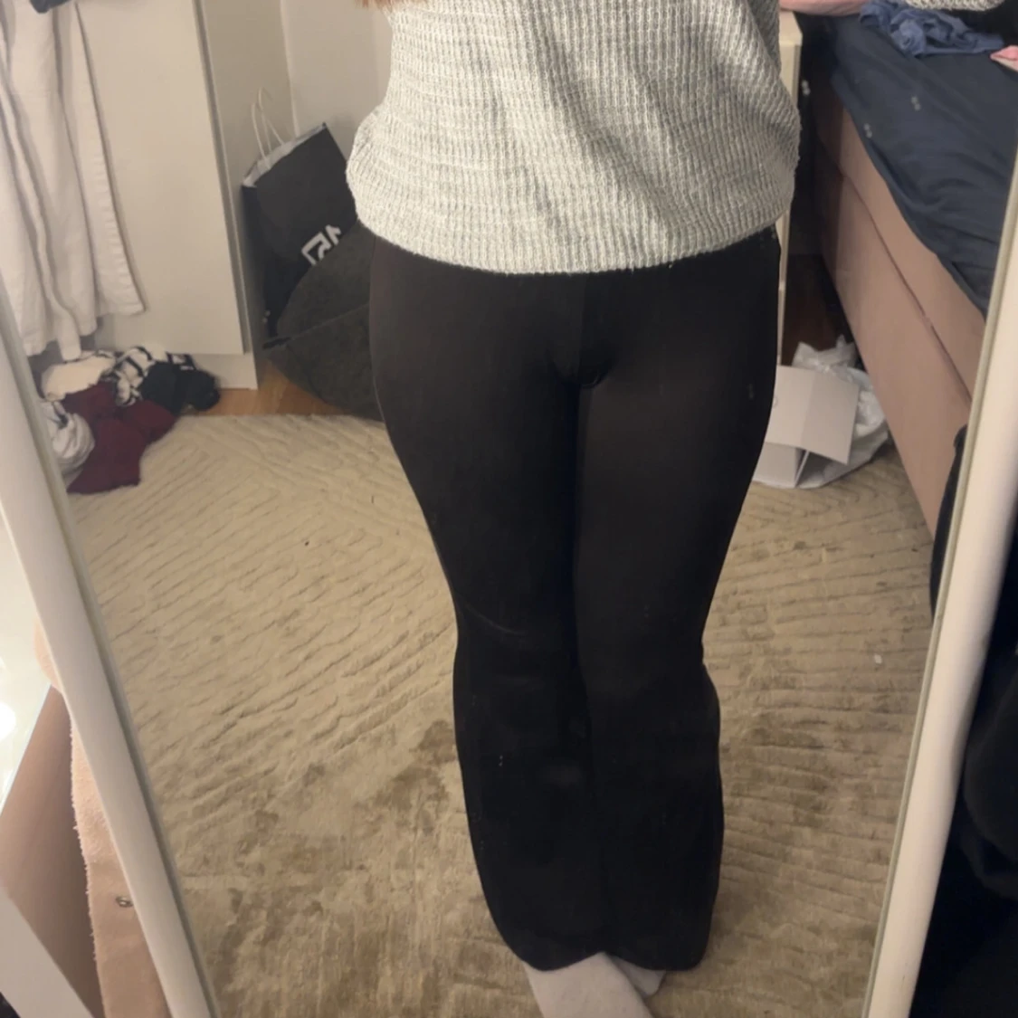 Svarta bootcut byxor med snörning