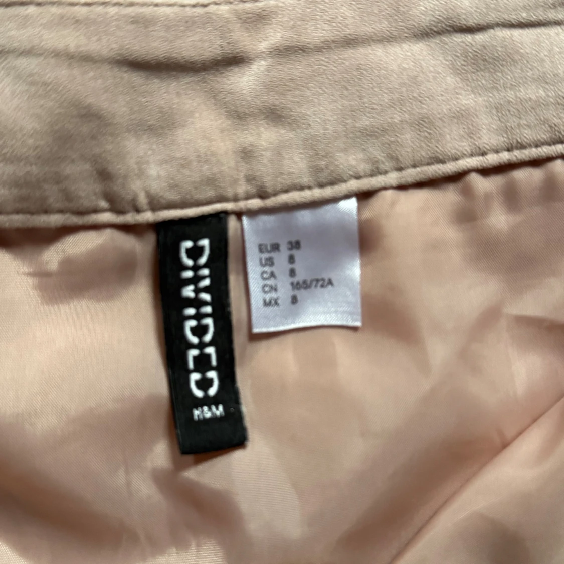 Beige kortkjol med knappar från H&M - 1