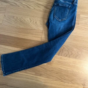 Replay jeans - Säljer dessa fina replay jeans i storlek W27 L 30 dom är i nyskick och är knappast använda, passar dig som är cirka 165cm lång, jeansen har en rak och slim passform. Hör av er vid frågor, priset går att diskutera vid snabb affär!