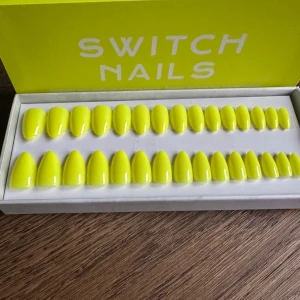 Switch Nails Electric Banana Almond - Helt oanvända Switch Nails i färgen Electric Banana. Form: Almond Alla tillbehör följer med. 