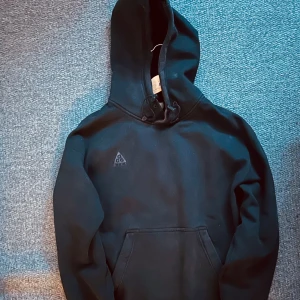 Svart Nike ACG Hoodie - Svart hoodie från Nike ACG med klassisk logga på bröstet. Size S. Går ej att få tag på längre. Skriv om ni har funderingar🙌