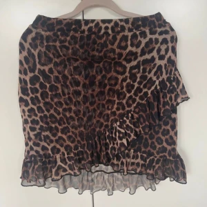 Leopardmönstrad volangkjol NLY Trend - Mini kjol från Nelly, strl 38. Fläckfri och oanvänd. Har fina lager av mesh, nytvättad och steamad🤎