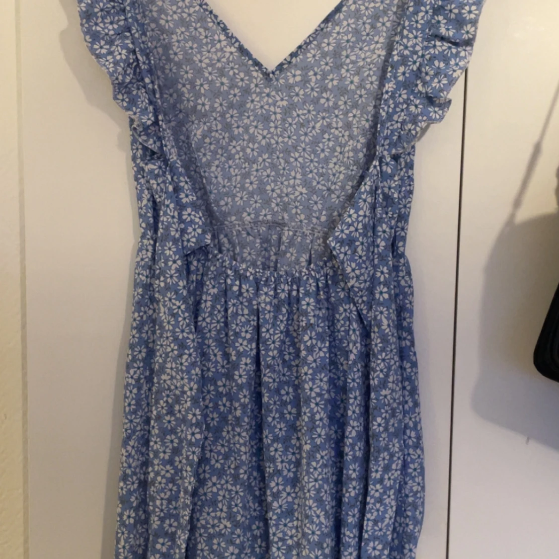 Blå blommig kortklänning med volang - 1