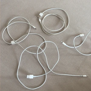 Iphone laddare  - Har 3 USB-A sladdar och en USB-C. Gäller alla iPhone fram tills modell 14. 