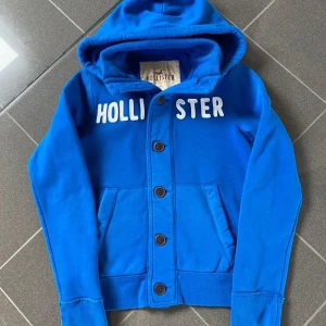 Vintage hollister hoodie/cardigan. Väldigt sällsynt  - Får hem denna nästa vecka så kom med bud privat så håller ja den till dig. Denna är sjukt eftertraktad och sällsynt!