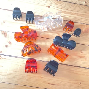 Hårklämmor - Säljer hårklämmor då de inte kommer till användning, vissa är oanvända och några har tappat en ”tagg” ( se bilder) men de går fortfarande att använda. Alla är tvättade!! Går att köpa styckvis men gärna minst 2-3 åt gången:)  5kr/st. Alla för 25