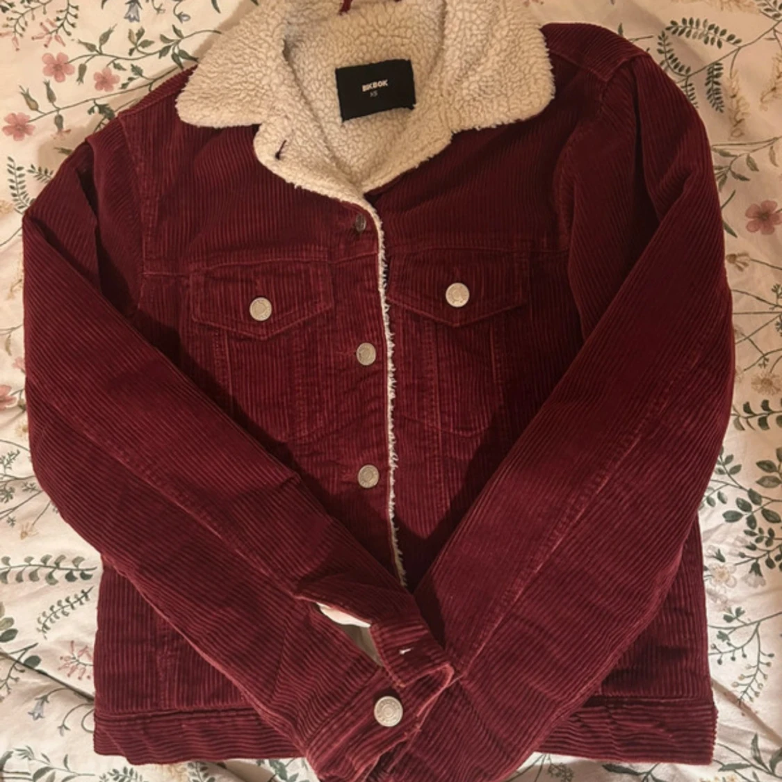 Vinröd teddyjacka från Bik Bok XS